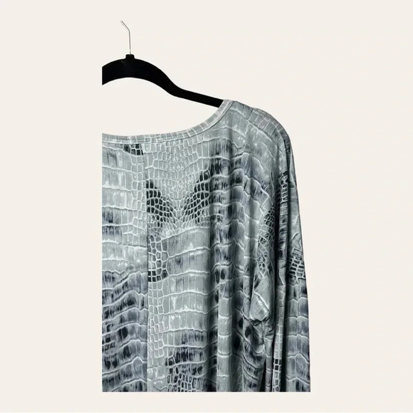 HEIMISH USA LONG SLEEVE TOP ANIMAL PRINT GRAY/LIGHT BLUE/BLACK IN COLOR SIZE XL - Picture 8 of 10